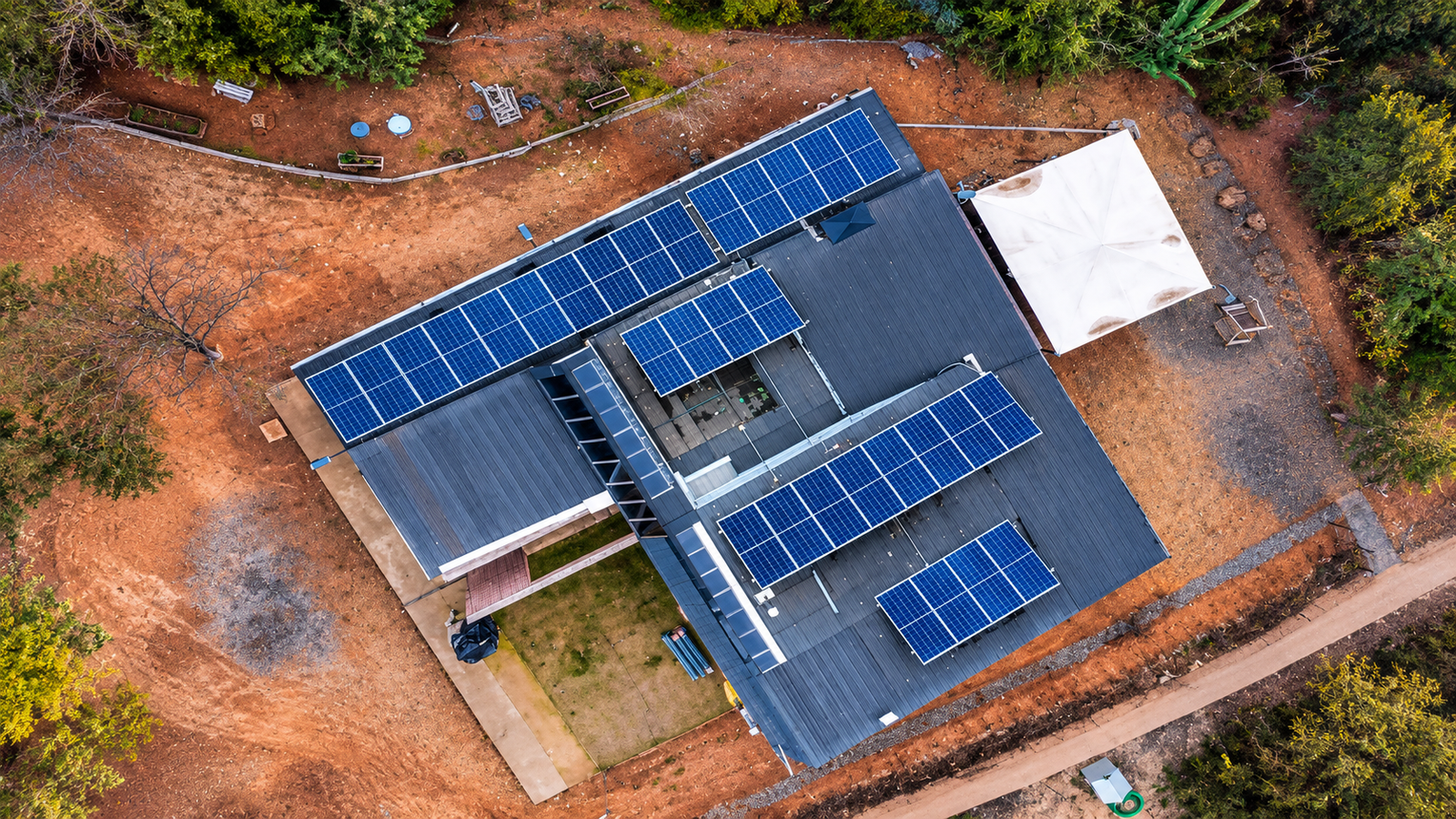 Vista aérea de una vivienda con paneles solares en su techo